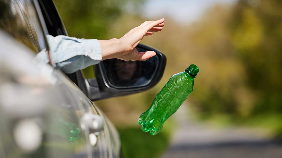 В Узбекистане хотят ужесточить штраф за выброс мусора из авто