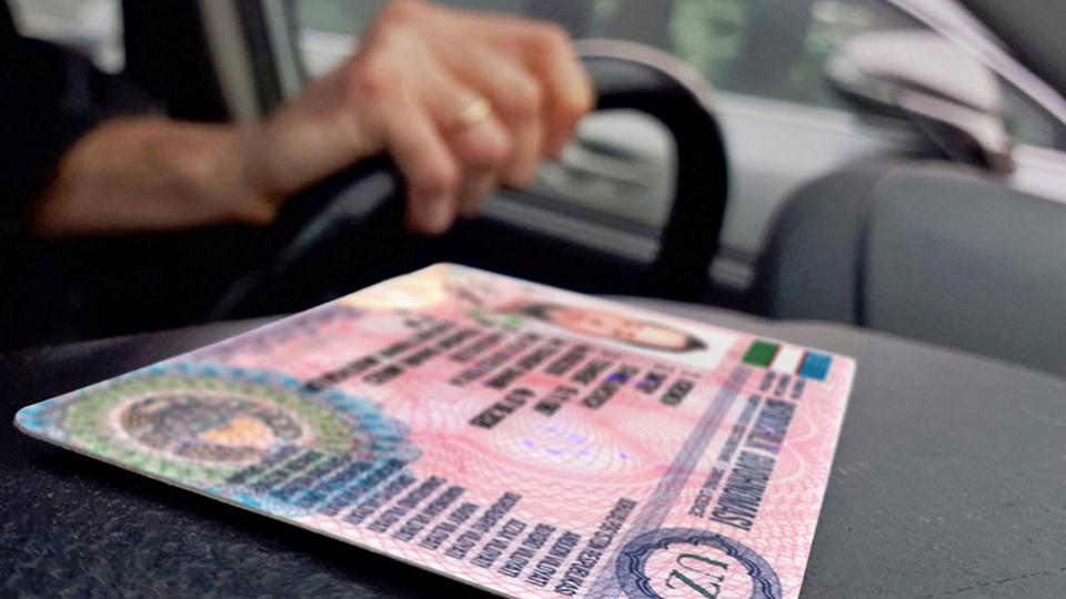 Как получить новые водительские удостоверения не выходя из дома?
