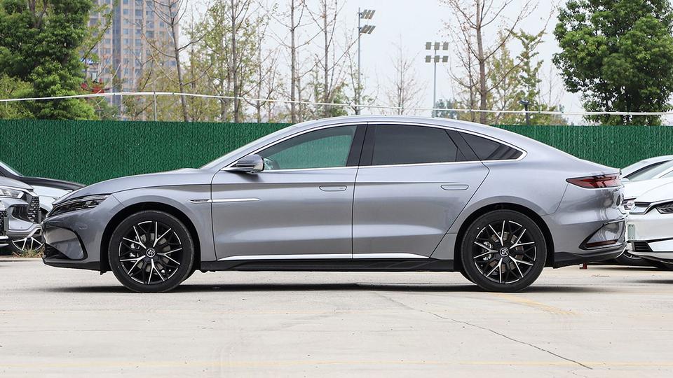 BYD обновил седан Han. Он стал богаче и дешевле