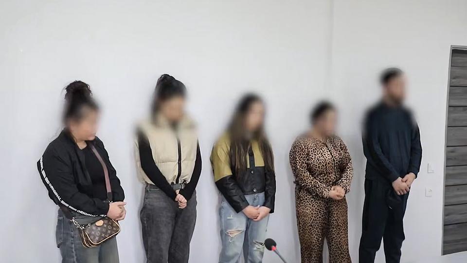 Raqami va haydovchilik guvohnomasi bo‘lmagan qora Jentradagi ayolga nima bo‘ldi?