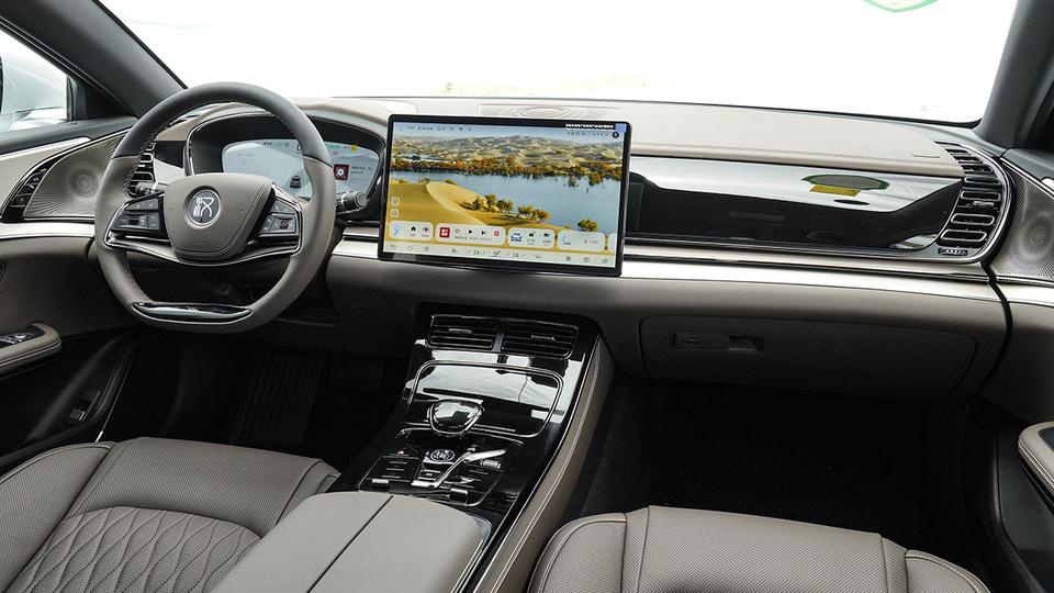 BYD обновил седан Han. Он стал богаче и дешевле