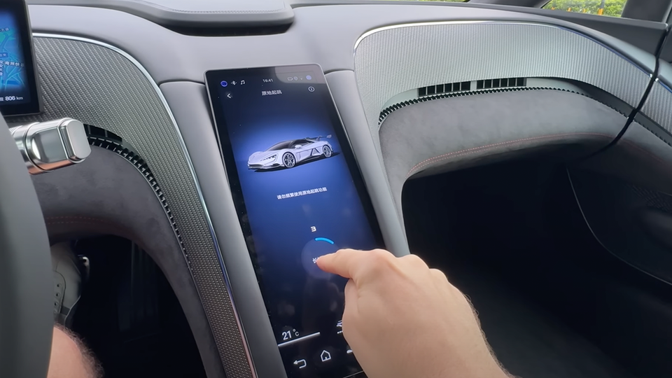 YangWang U9 — гиперкар, который прыгает через ямы