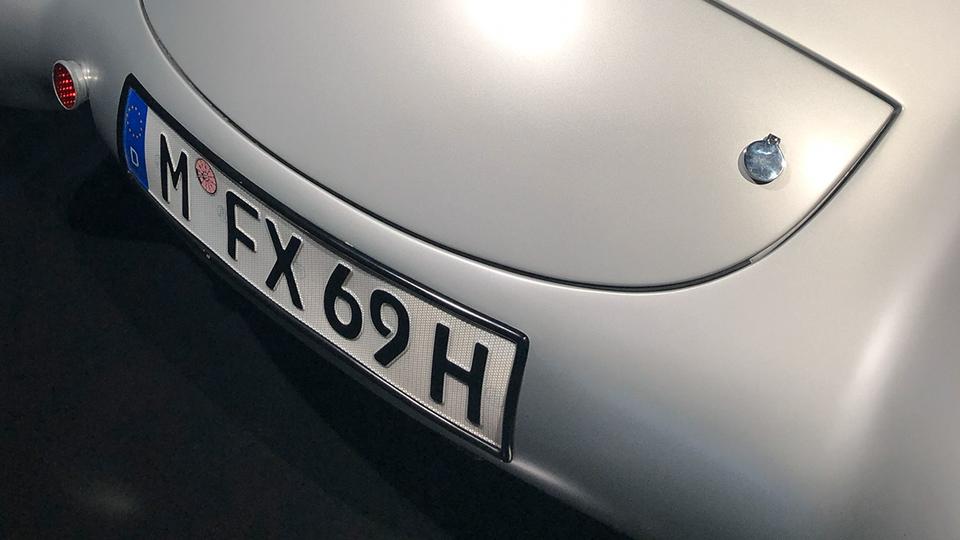 Как будут выглядеть антикварные номера для авто старше 50 лет?