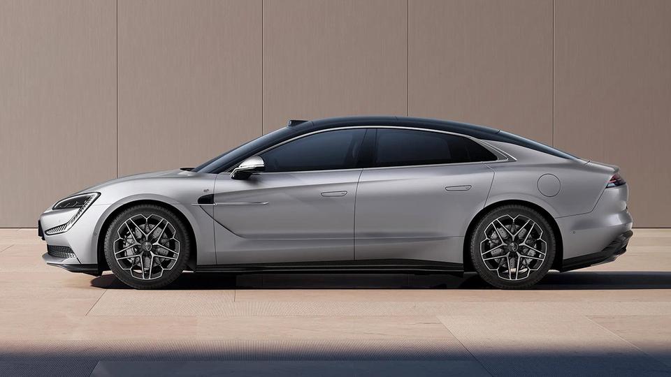 В Китае озвучили цены на Yangwang U7 — суперседан от BYD