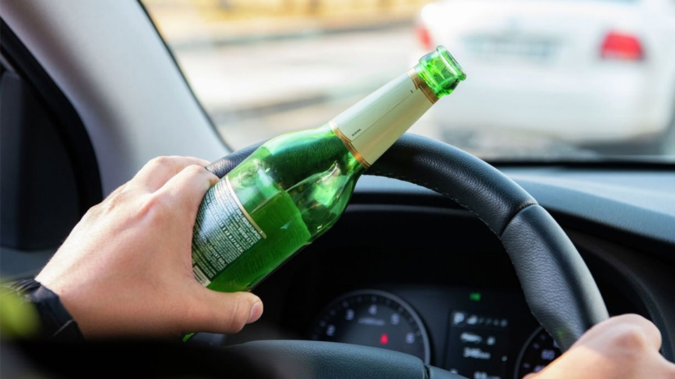 O‘zbekistonda mast holatda transport vositasini boshqarganlik uchun qanday jazo belgilangan?