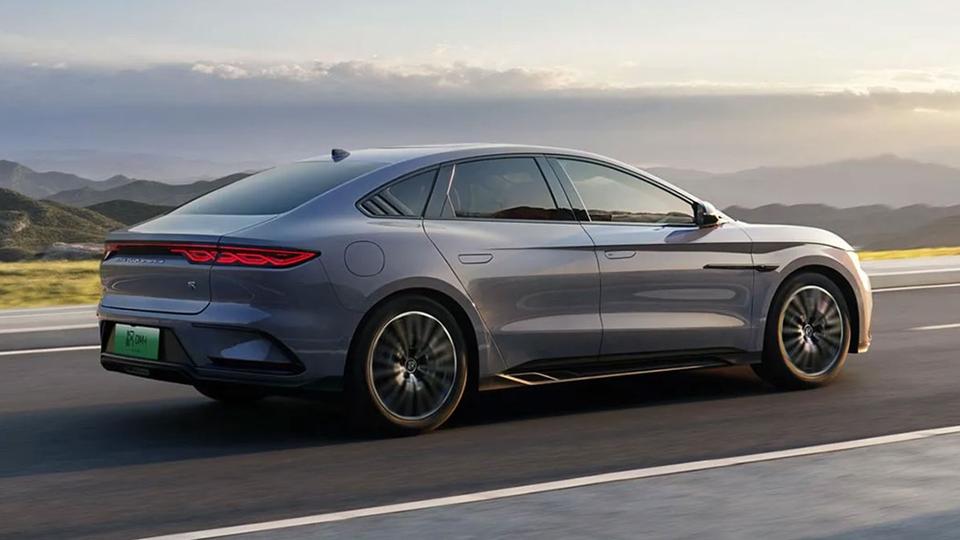 BYD обновил седан Han. Он стал богаче и дешевле