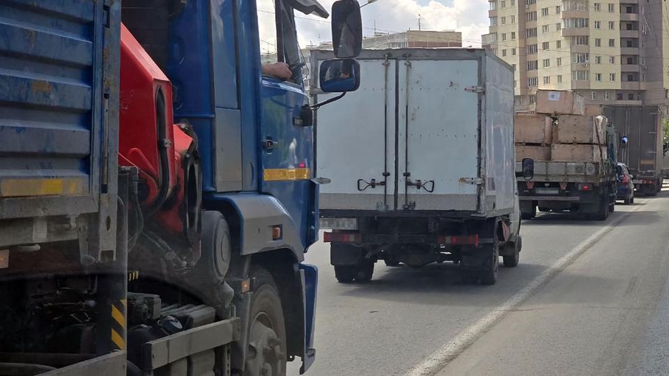 Водителей грузовиков будут штрафовать за движение по левой полосе