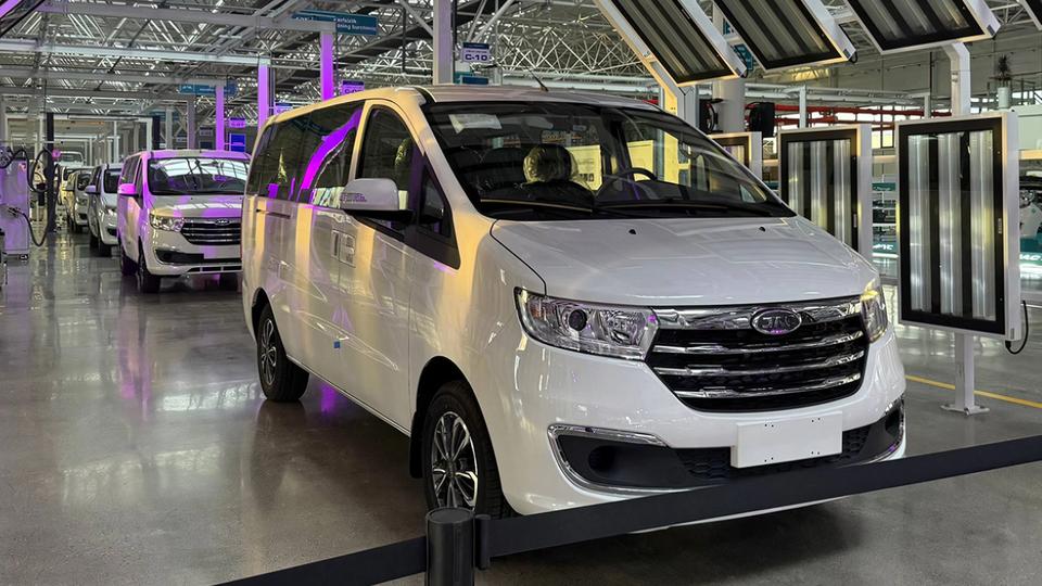 В Ташкенте новый завод начал производство китайских автомобилей