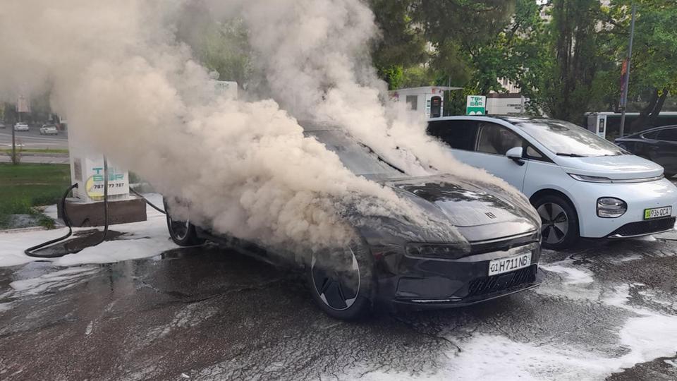 Toshkentda Zeekr 001 yonib ketdi. Bunga nima sabab bo‘ldi?