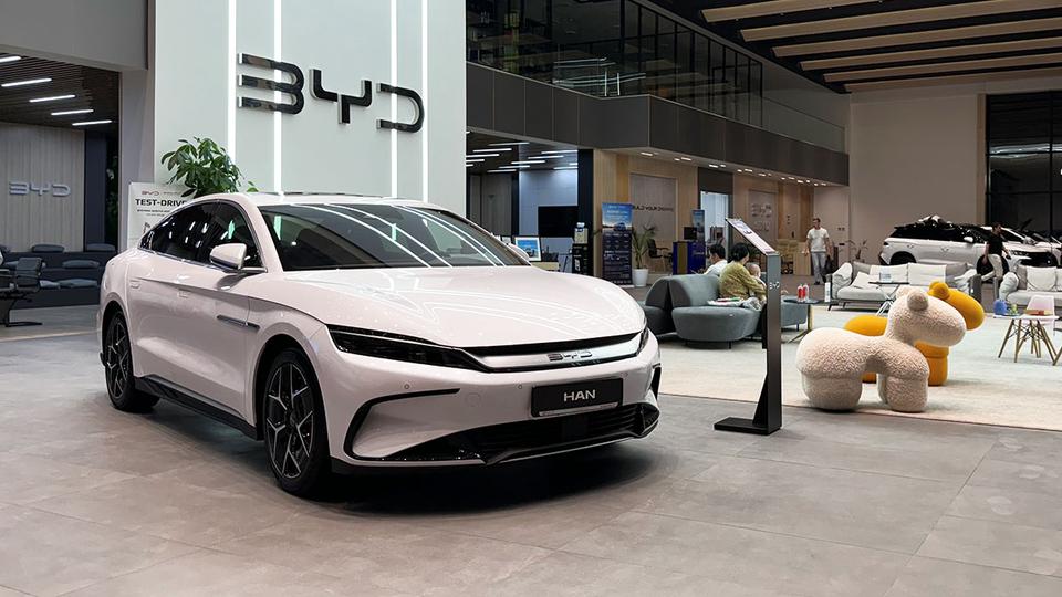 BYD обновил седан Han. Он стал богаче и дешевле