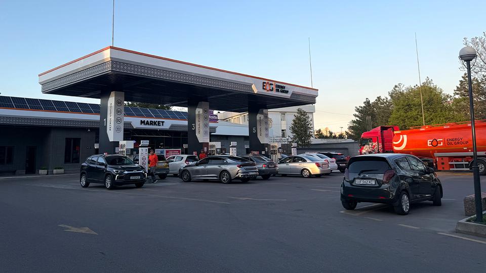 За наличные запретили заправлять авто на всех АЗС Узбекистана