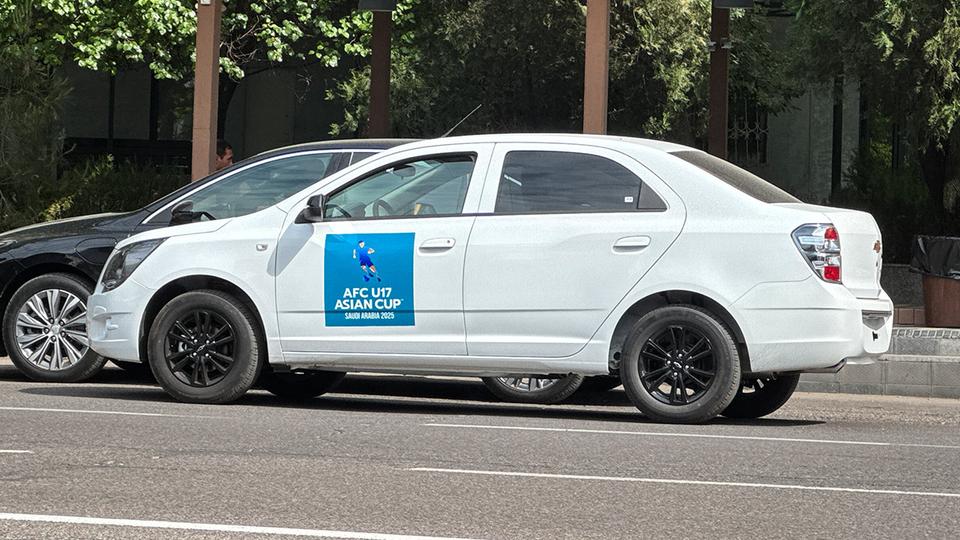 Молодым футболистам Узбекистана подарили «кобальты»