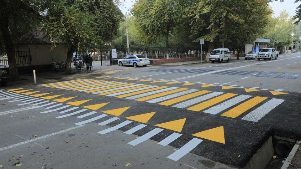 Возле школ начали появляться приподнятые пешеходные переходы