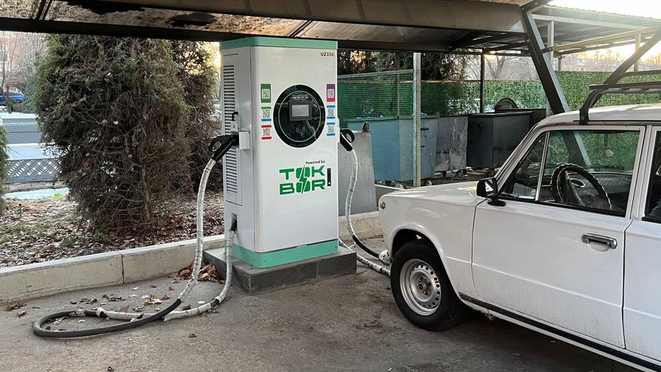 Штрафовать за парковку у электрозаправок предложили в Ташкенте