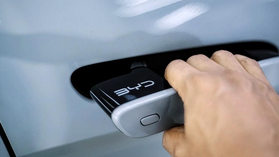 Xitoy avtomobillardagi yashirin tutqichlarni taqiqlashga tayyorgarlik ko‘rmoqda