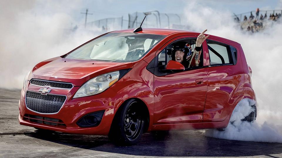 В Chevrolet Spark установили двигатель V8