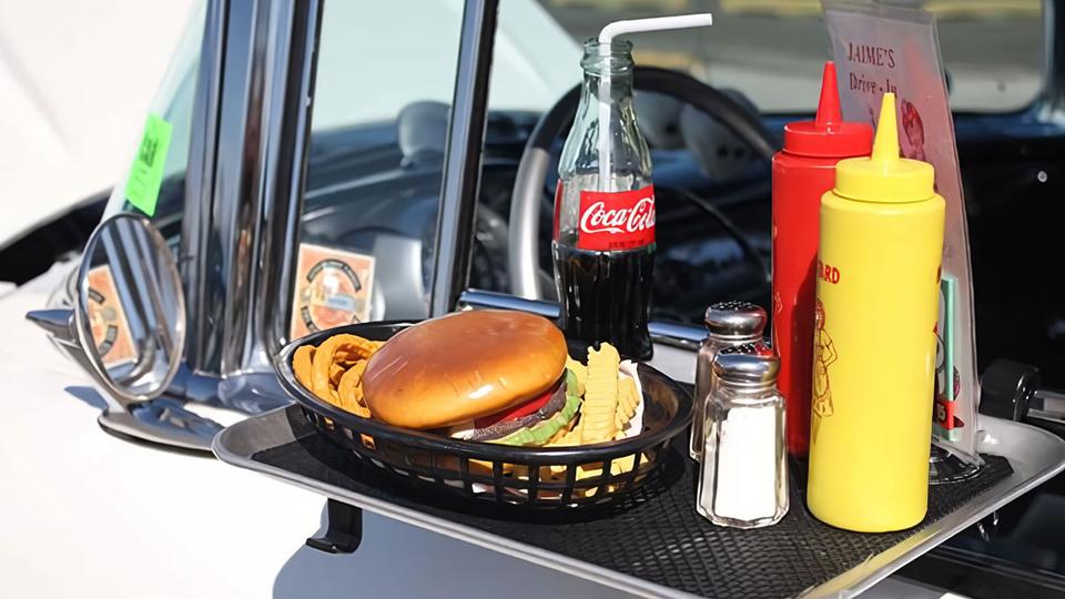 Toshkentda haydovchi moshina boshqaruvida kabob pishirdi