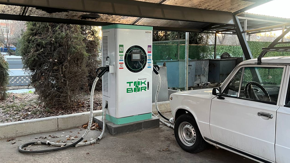 В Ташкенте отключают и заставляют демонтировать электрозаправки