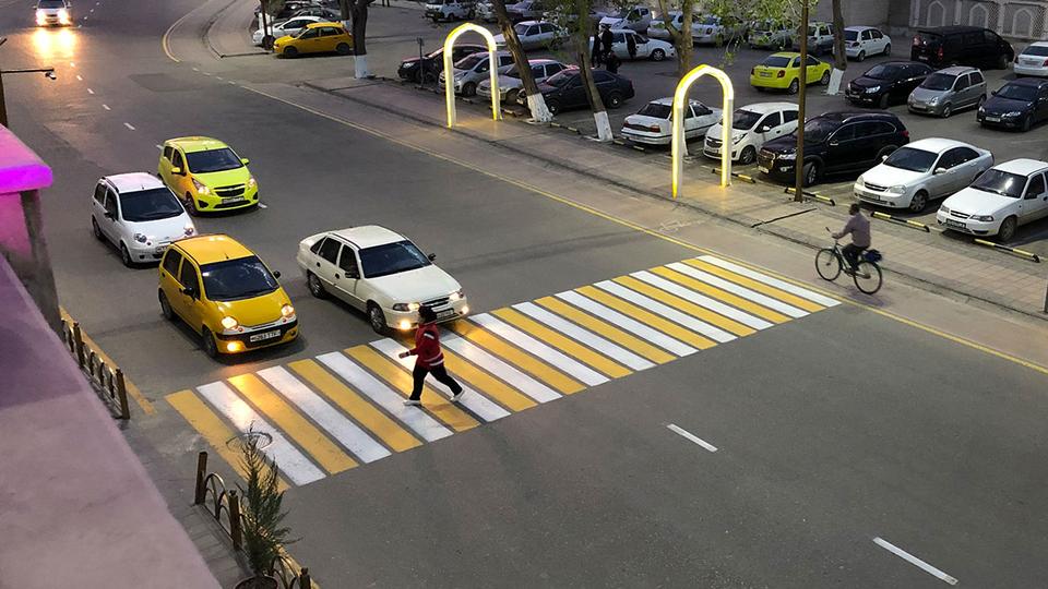 В Узбекистане порекомендовали поднимать руку при переходе через дорогу