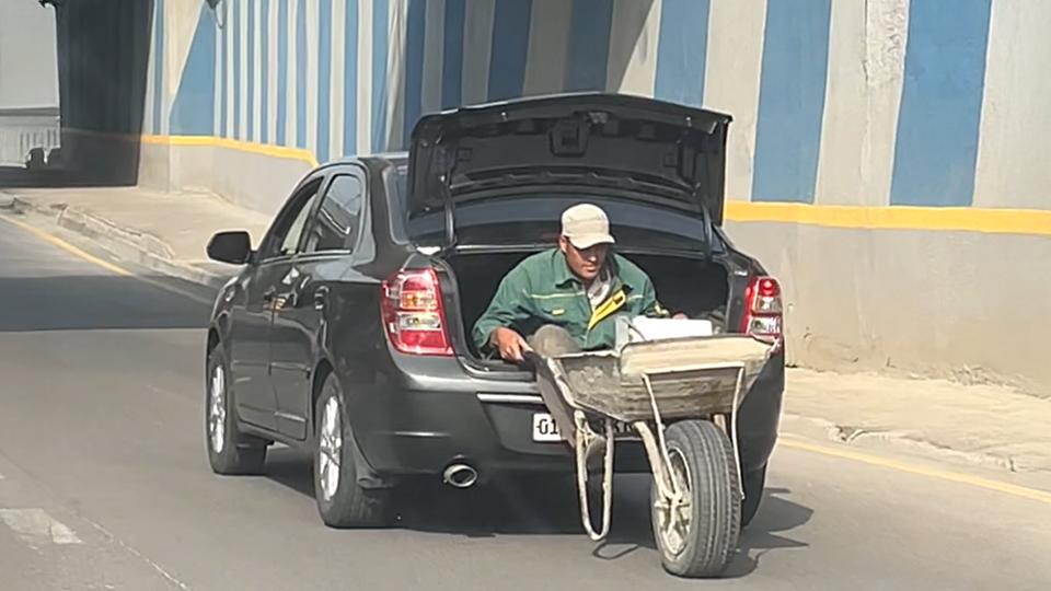 Toshkentda noodatiy tashish: ishchi yukxonada arava bilan ketayotgandi
