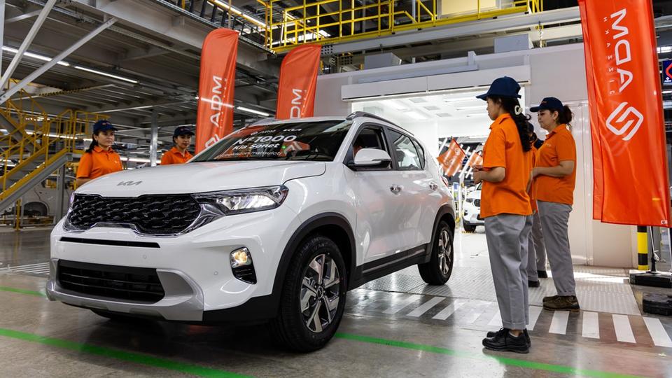 Jizzaxda ishlab chiqarilgan Kia avtomobillarini Tojikistonga eksport qilish boshlandi