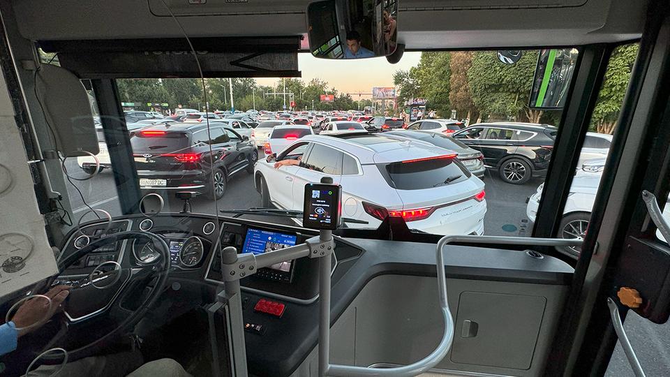 Президент застрял в пробке и отчитал министра МВД за состояние дорог