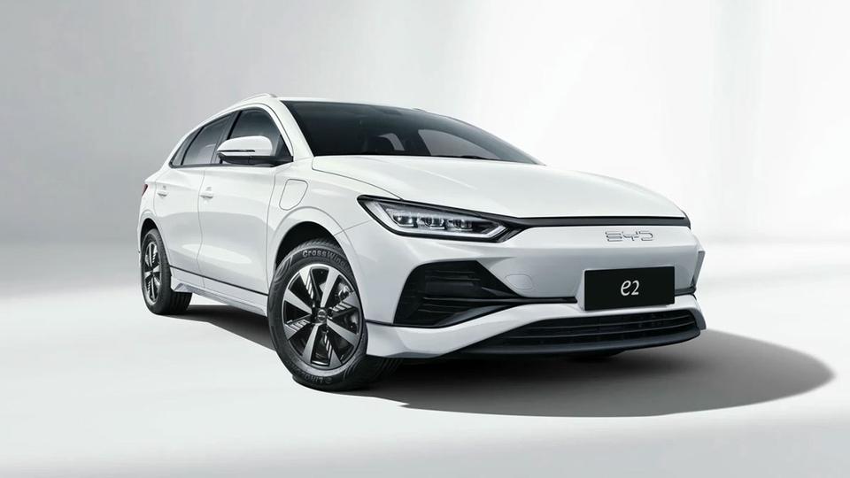 В Узбекистане официально представили BYD e2. Сколько стоит?