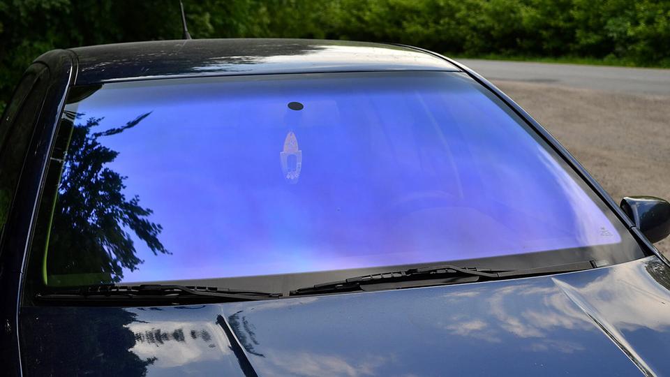 Можно ли клеить атермальную плёнку на лобовое стекло?