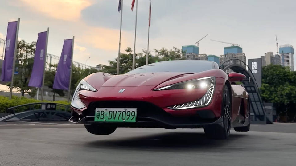 YangWang U9 — гиперкар, который прыгает через ямы