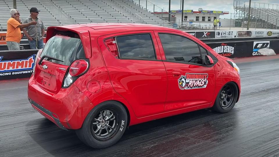 В Chevrolet Spark установили двигатель V8