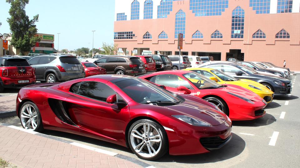 Власти ОАЭ признали водительские права Узбекистана