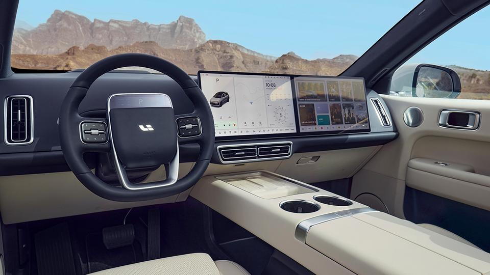 В Chevrolet Cobalt установили два огромных экрана