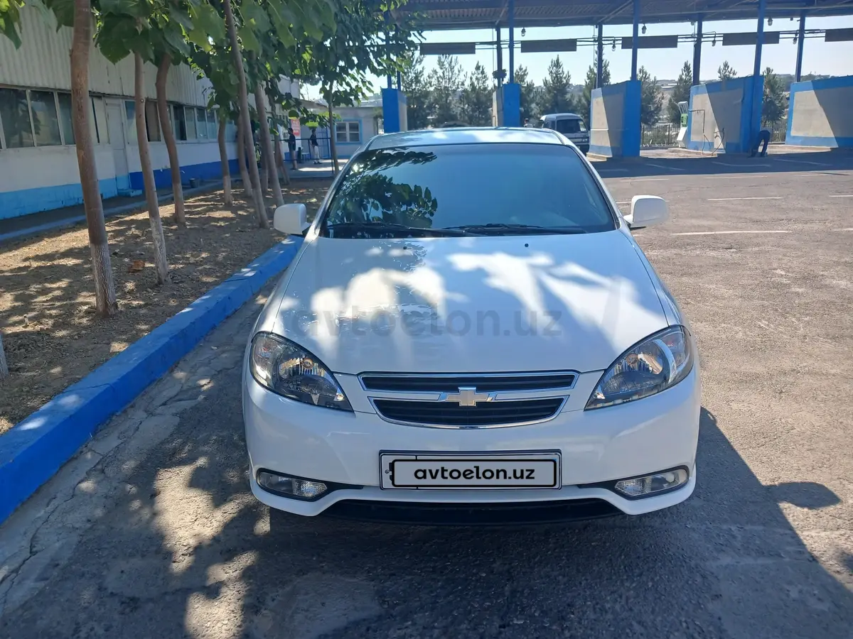 Chevrolet Gentra,  1 позиция Газ-бензин