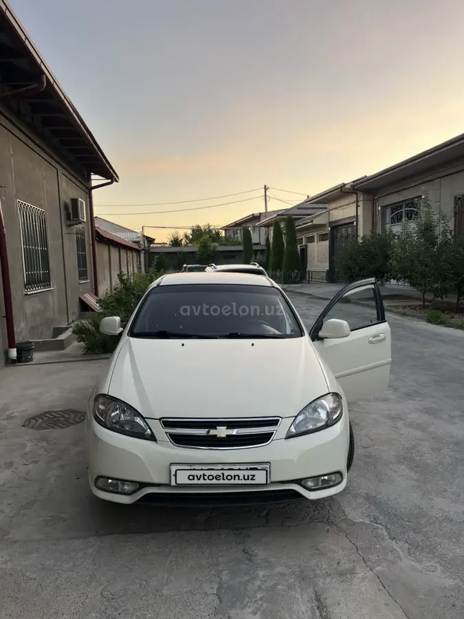 Chevrolet Gentra,  1 позиция Газ-бензин