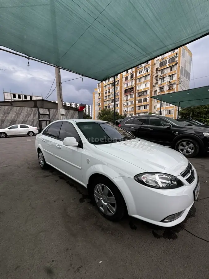 Chevrolet Gentra,  1 позиция Газ-бензин