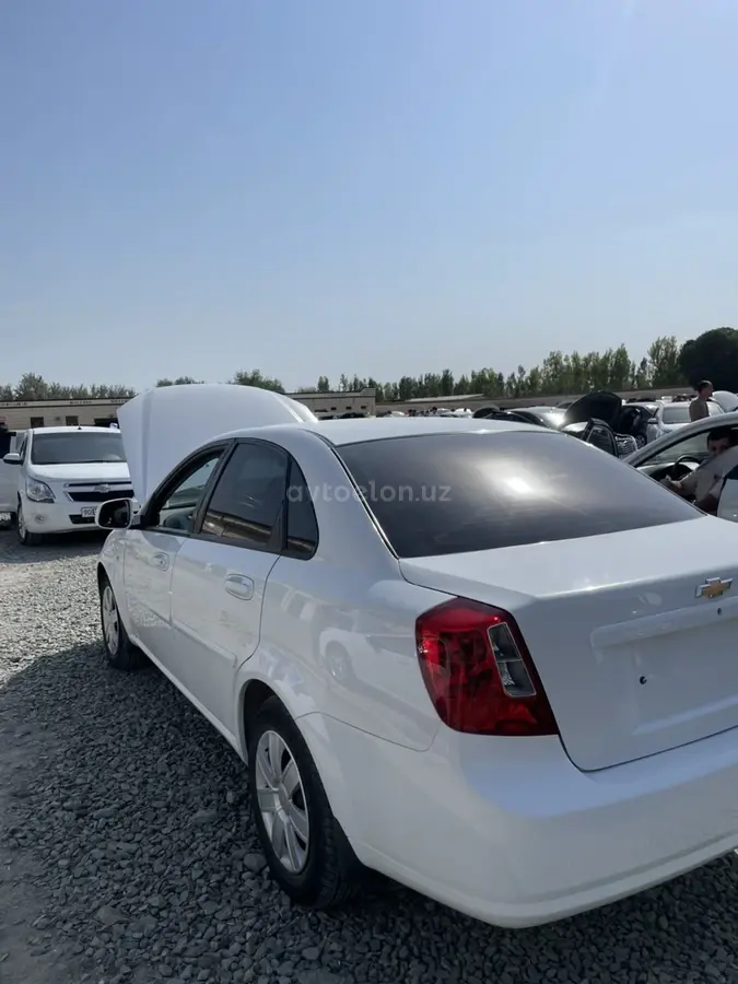 Chevrolet Gentra,  1 позиция Газ-бензин