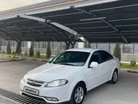 Белый Chevrolet Gentra, 1 позиция Газ-бензин 2014 года, КПП Механика, в Андижан за 6 600 y.e. id7577358