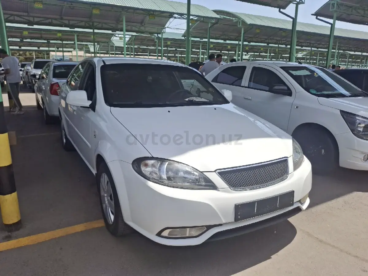 Chevrolet Gentra,  1 позиция Газ-бензин