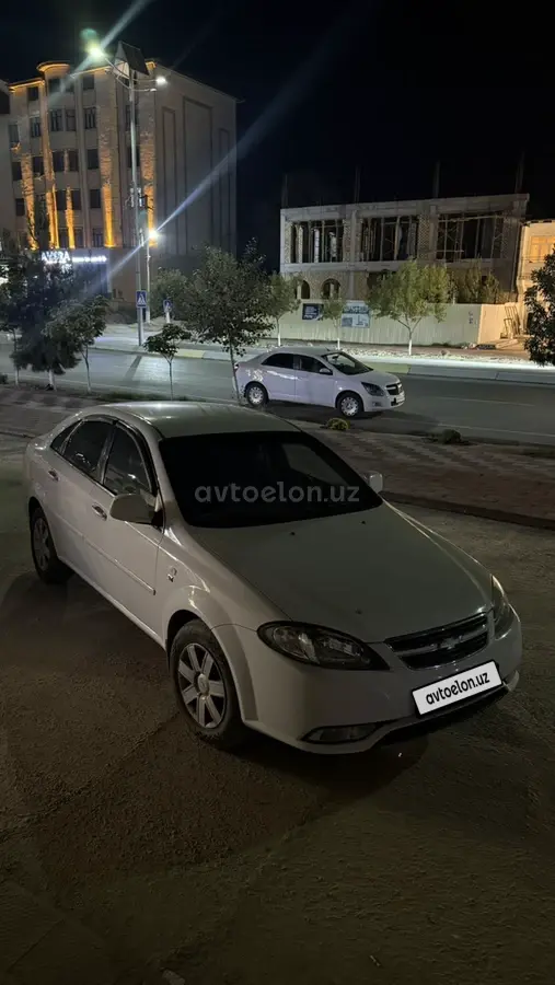 Chevrolet Gentra,  1 позиция Газ-бензин