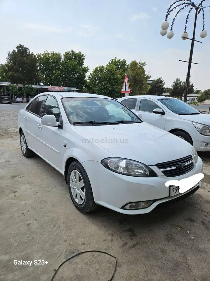 Chevrolet Gentra,  1 позиция Газ-бензин