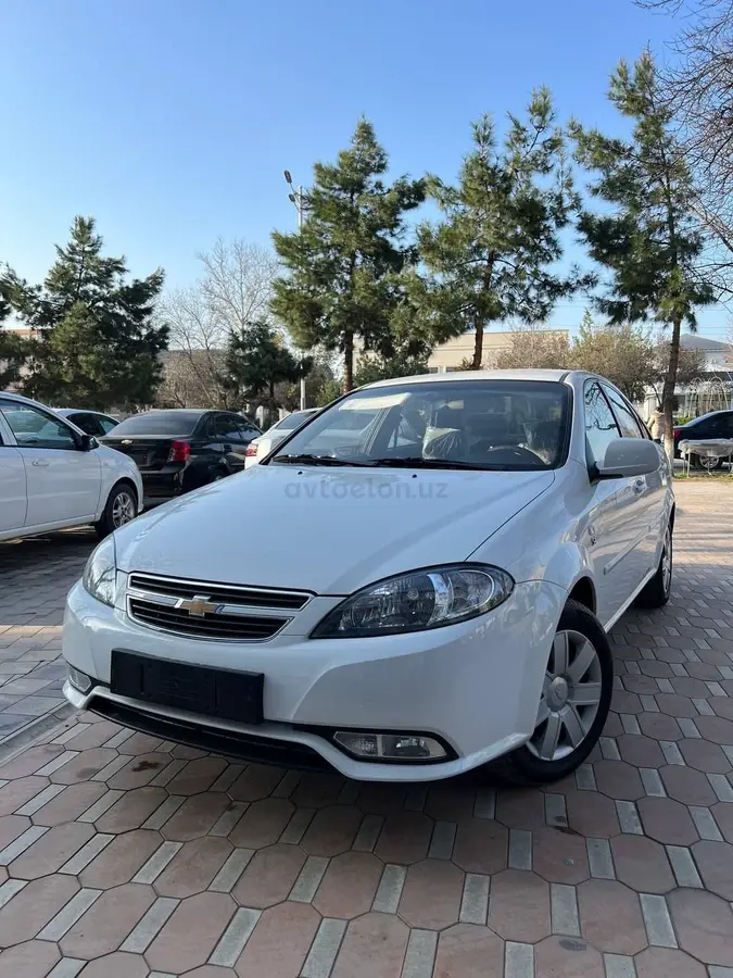 Chevrolet Gentra,  1 позиция Газ-бензин