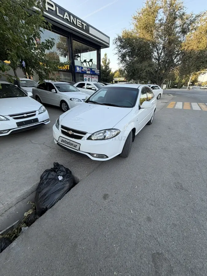 Chevrolet Gentra,  1 позиция Газ-бензин