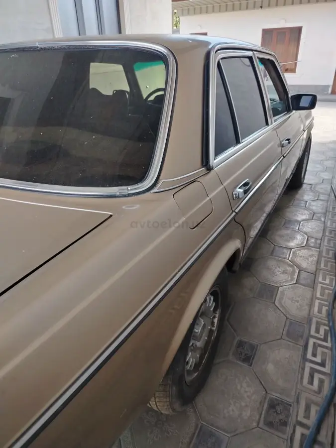 Mercedes-Benz E 230
