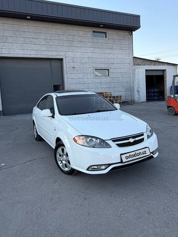 Chevrolet Gentra,  1 позиция Газ-бензин