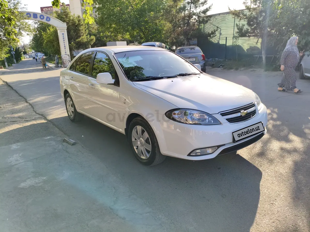 Chevrolet Gentra,  1 позиция Газ-бензин