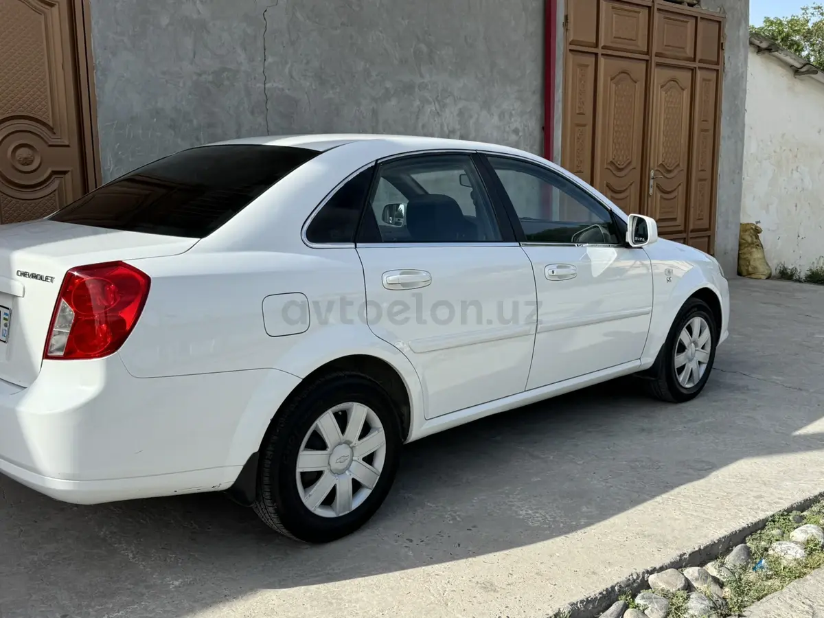 Chevrolet Gentra,  1 позиция Газ-бензин