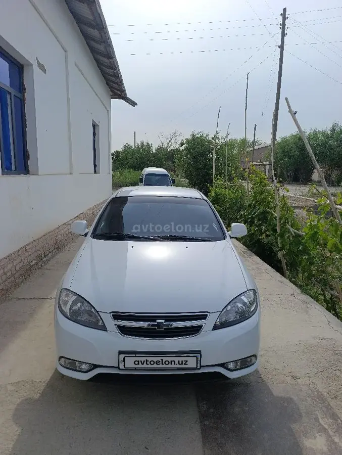 Chevrolet Gentra,  1 позиция Газ-бензин