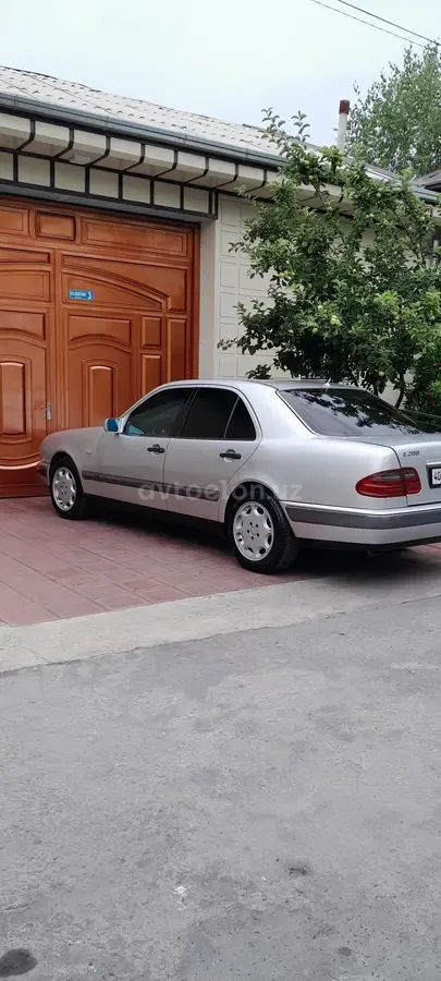 Mercedes-Benz A 210