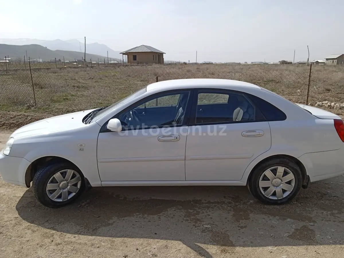 Chevrolet Lacetti,  1 позиция Газ-бензин