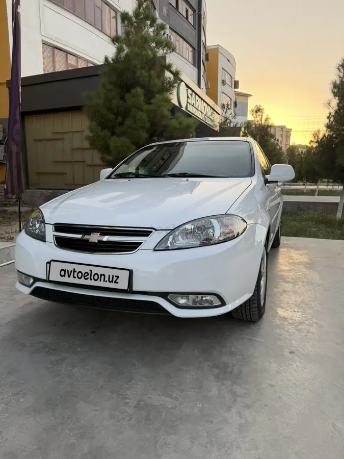 Chevrolet Gentra,  1 позиция Газ-бензин